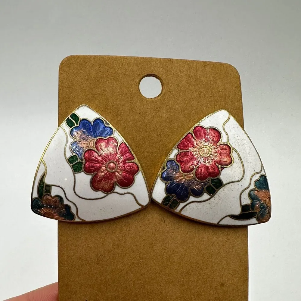Stunning vintage trillion shaped Cloisonne white enamel with flowers‎ earrings!